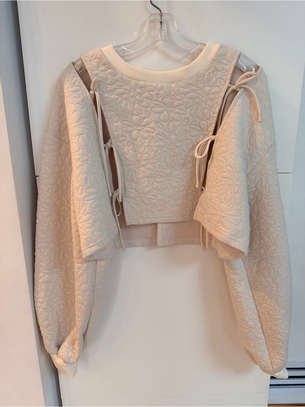 70°F/21°C Cream Floral Quilted Cutout Tie Crop Sweatshirt Size M
